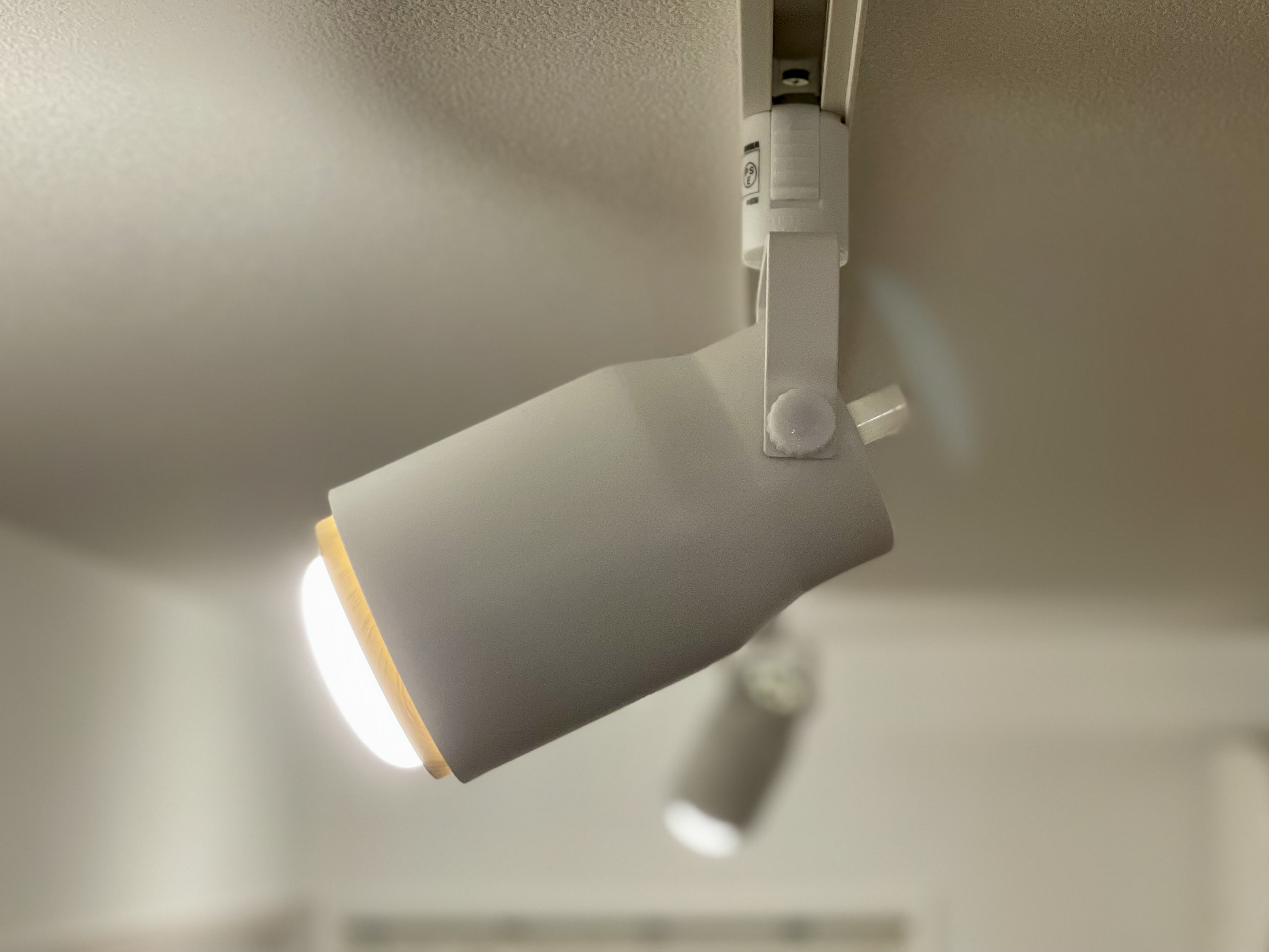 VENTOTAダクトレール用スポットライト Gino WH にPhilips Hueを取り付けた状態