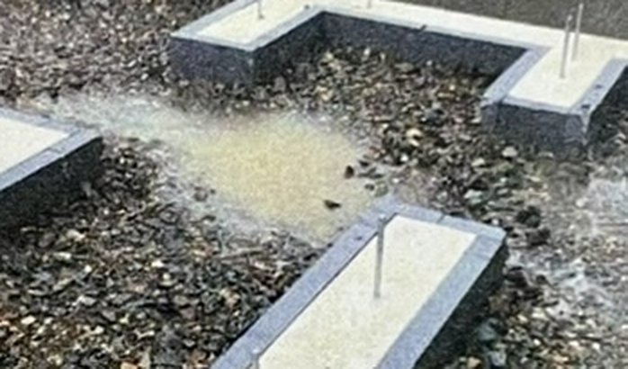 基礎内の砂利の上に雨水が浮いている様子