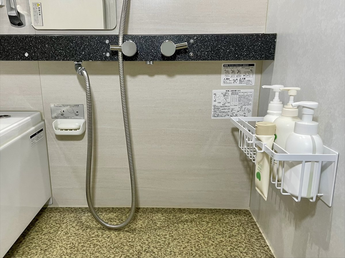 手洗いカウンターを取り止めたグレイスバスの洗い場。水栓カウンターの下に棚はなく、壁が続いている