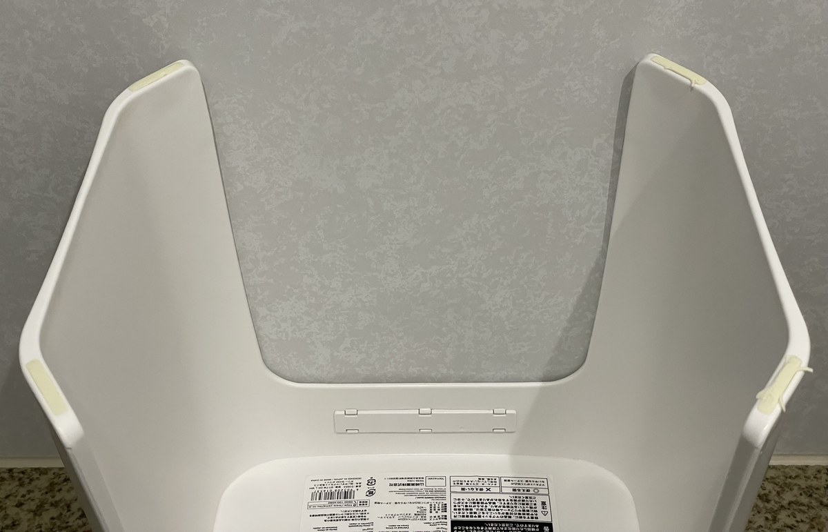 風呂イスの脚。底に白いクッションが4か所ある