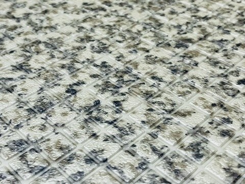 グレイスバスの洗い場の床。細かい格子の溝がある
