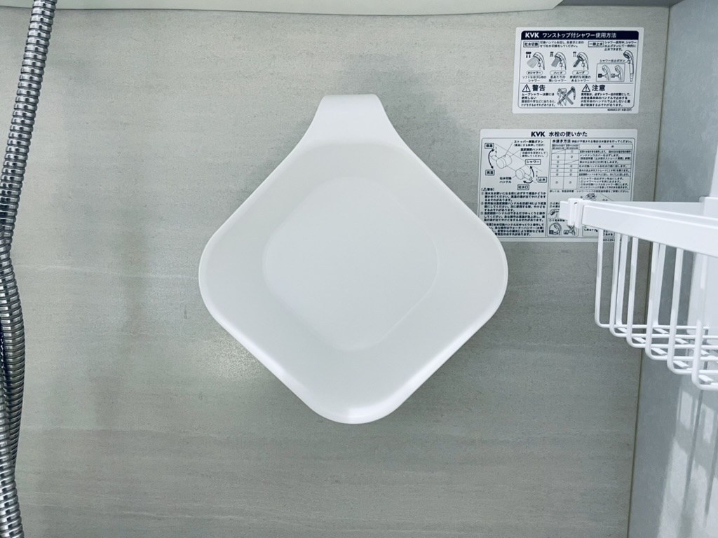 壁に貼った湯おけ