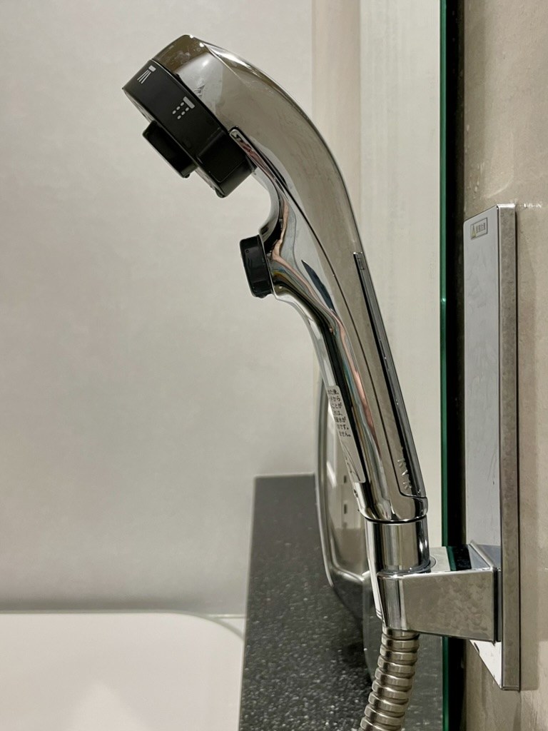 シャワーフックからヘッドを抜くところ