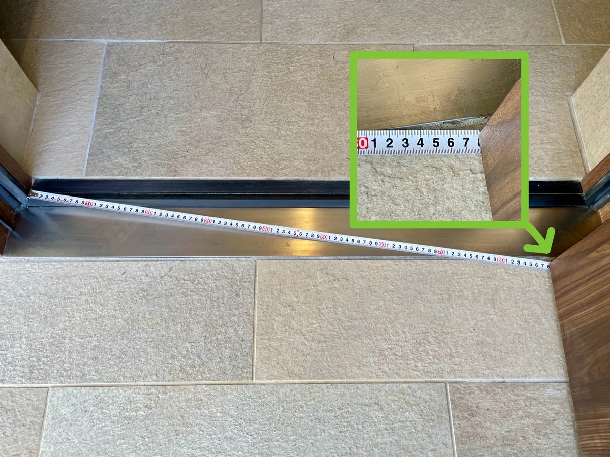 玄関ドアの有効開口を測ったところ。880mm