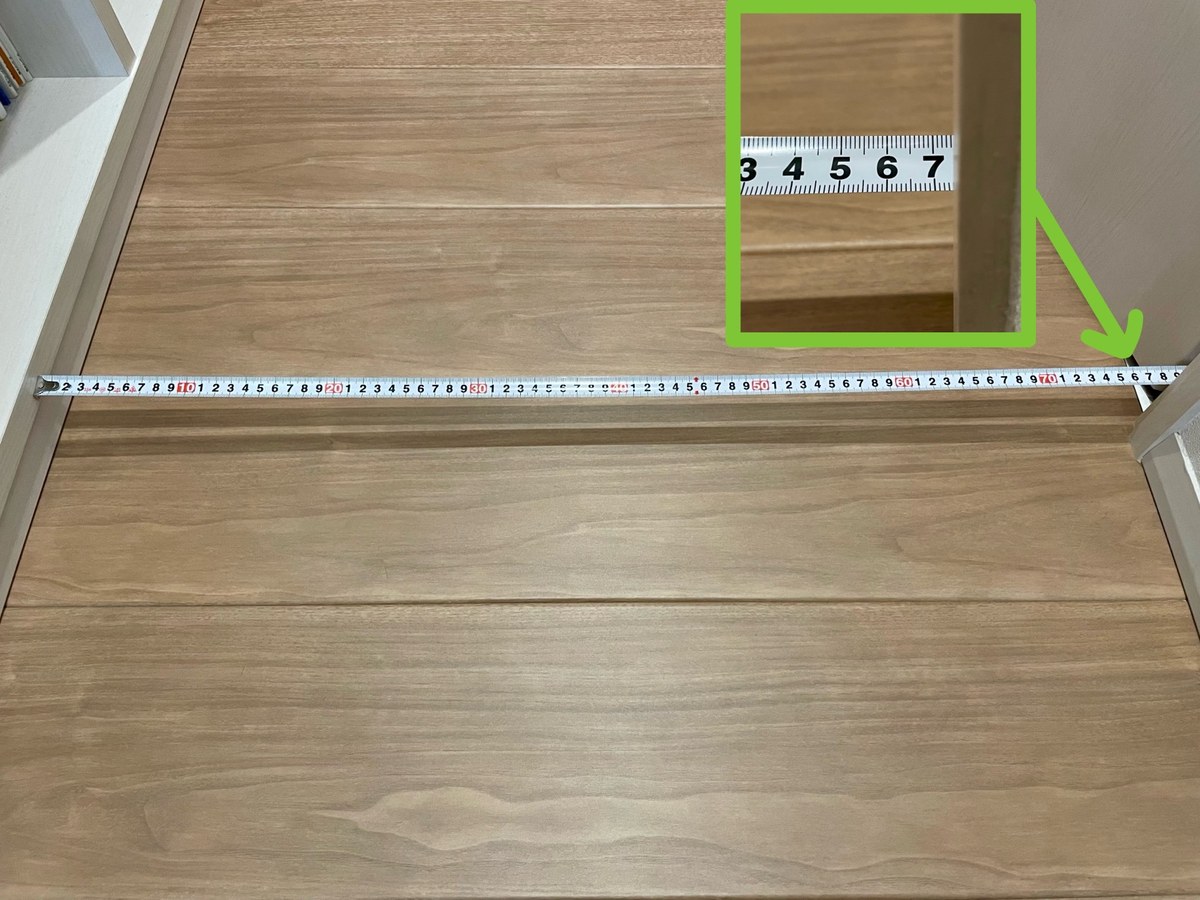 ホールの通路の幅を測ったところ。775mm