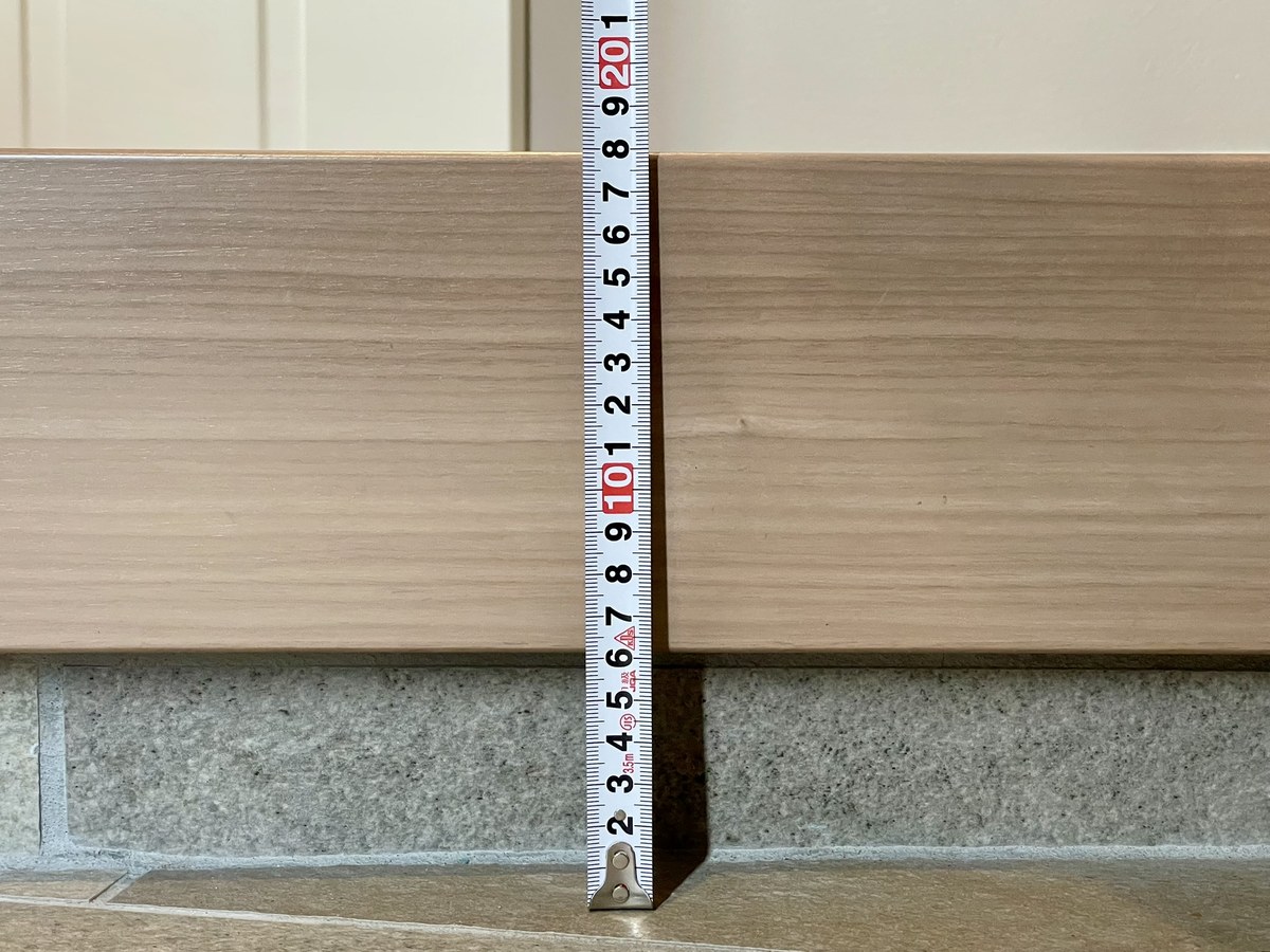 玄関の上がり框を測ったところ。土間からホールまで180mm