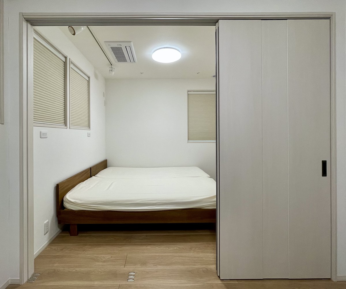 3本引き戸を全部開けた状態。建具3枚が右側に重なり、左側に開口ができている