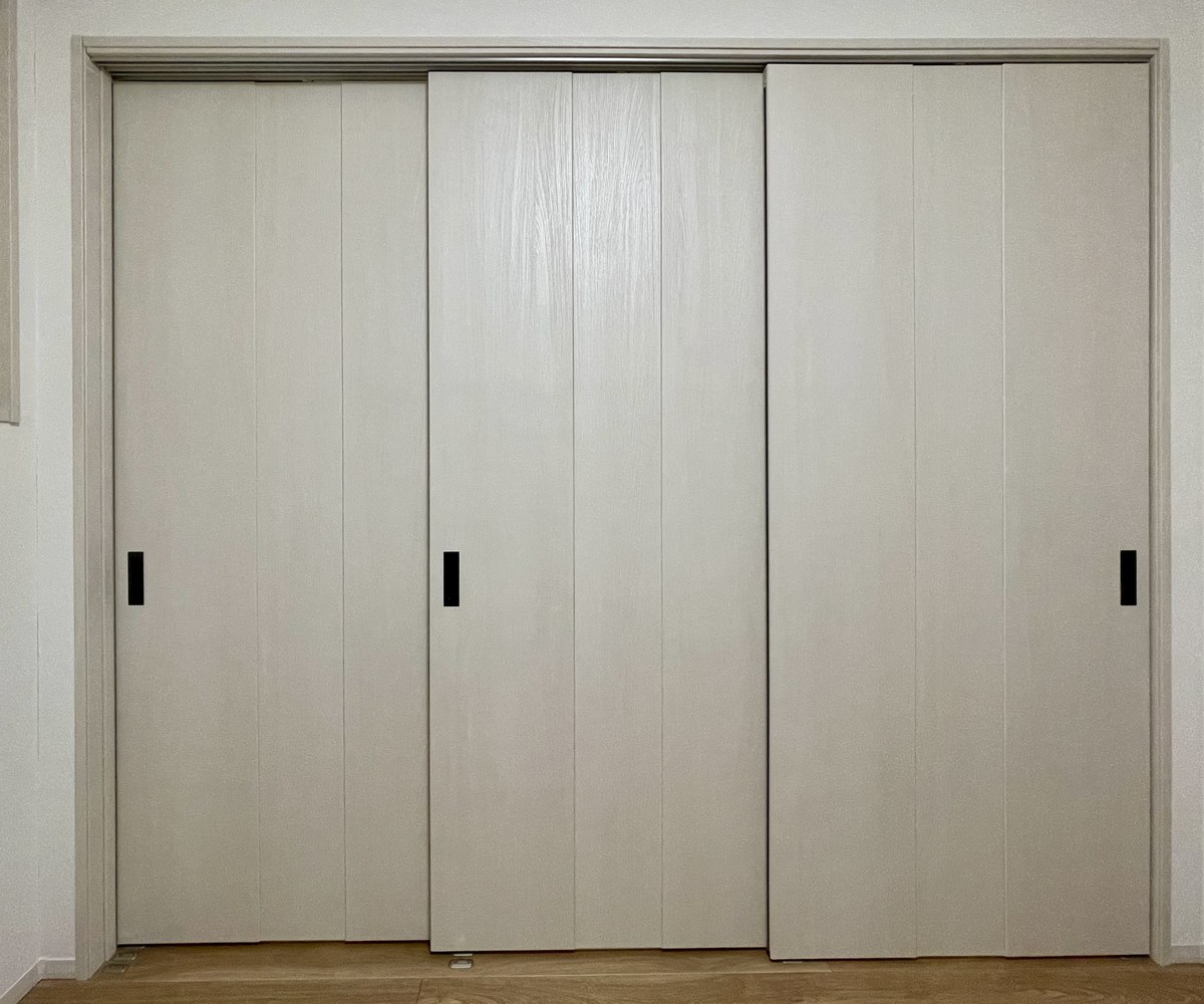 3本引き戸を閉めた状態。3枚の建具が間口をふさいでいる