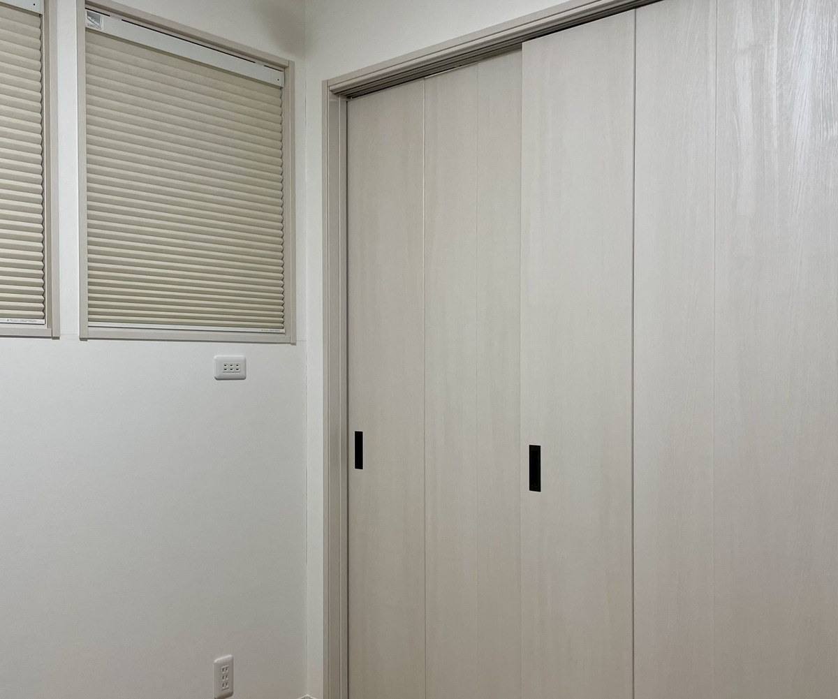 窓側の壁の凸。窓枠と間仕切り建具の枠の間に、細い壁が残っている