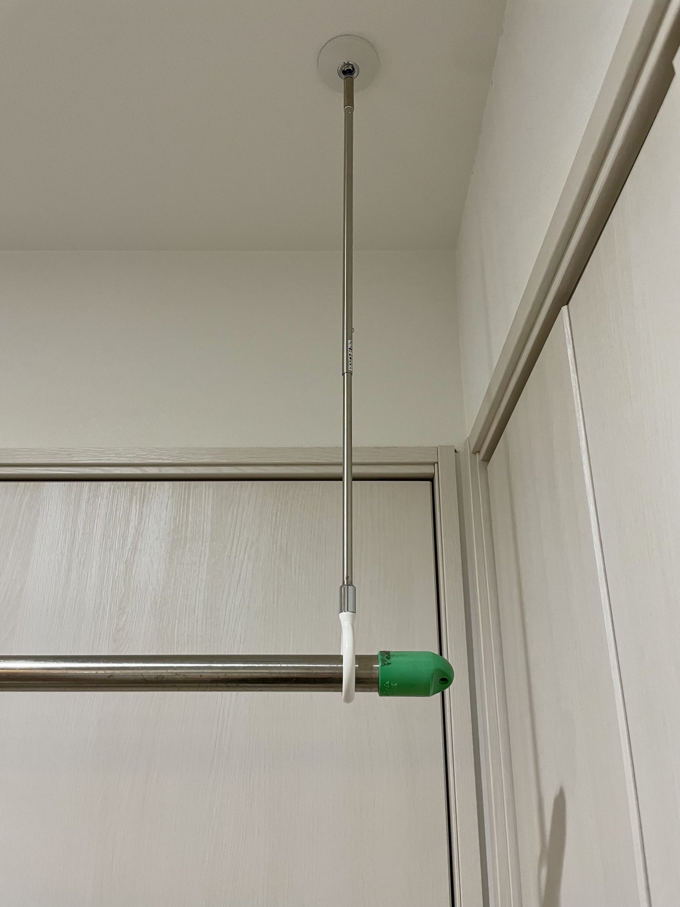 天井付けの固定式物干し金物(ホスクリーン)のアップ