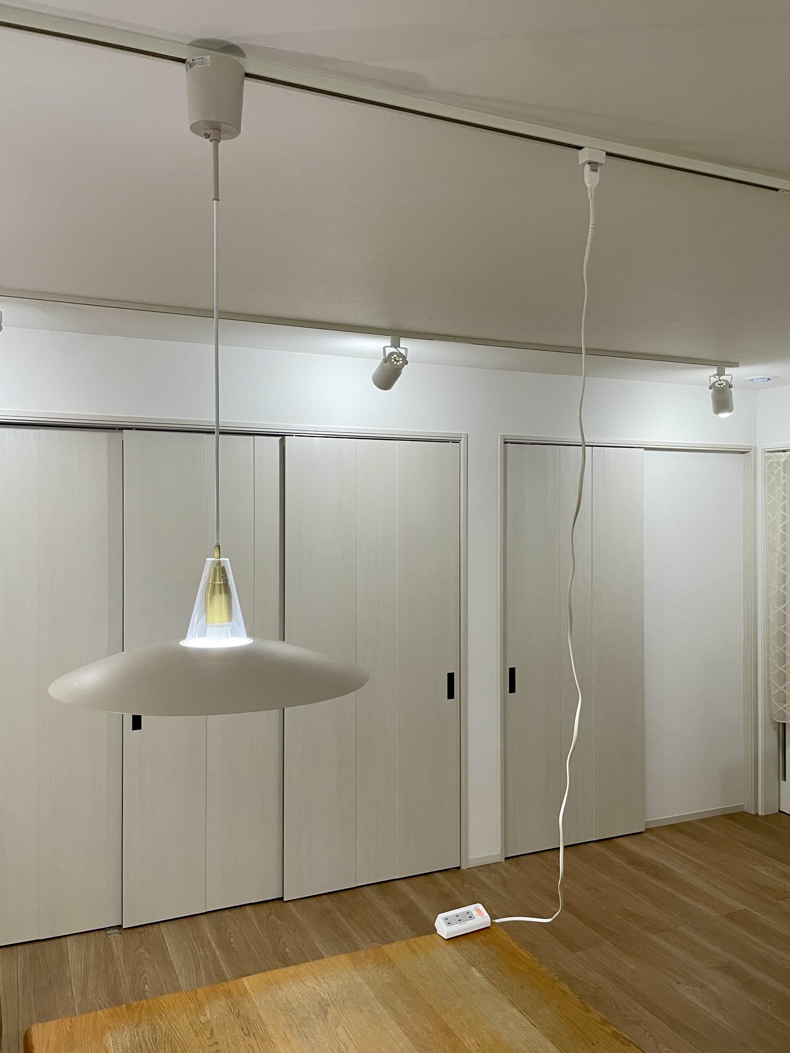 ダクトレールから電源タップを真下に下ろしてダイニングテーブルに電源を引いた様子