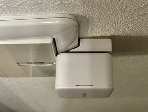 SwitchBotボットを横から見たところ。アームがスイッチを押す