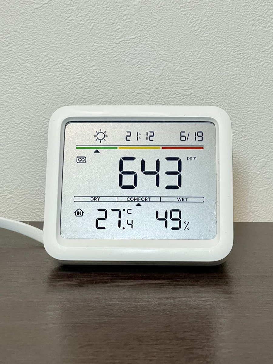 子供部屋のSwitchBot CO2センサー。CO2濃度と温湿度を表示