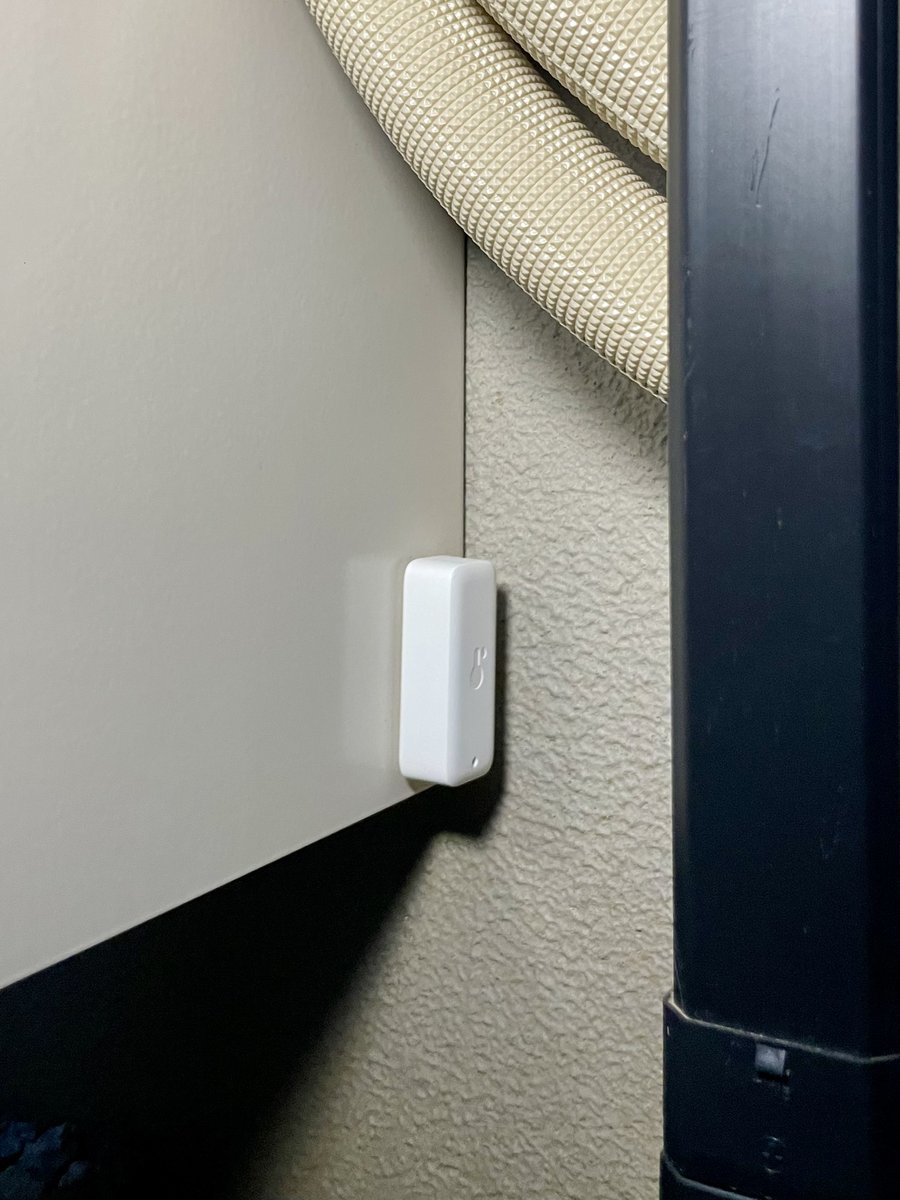 家の北側、エコキュート室外機の架台の側面に設置したSwitchBot防水温湿度計