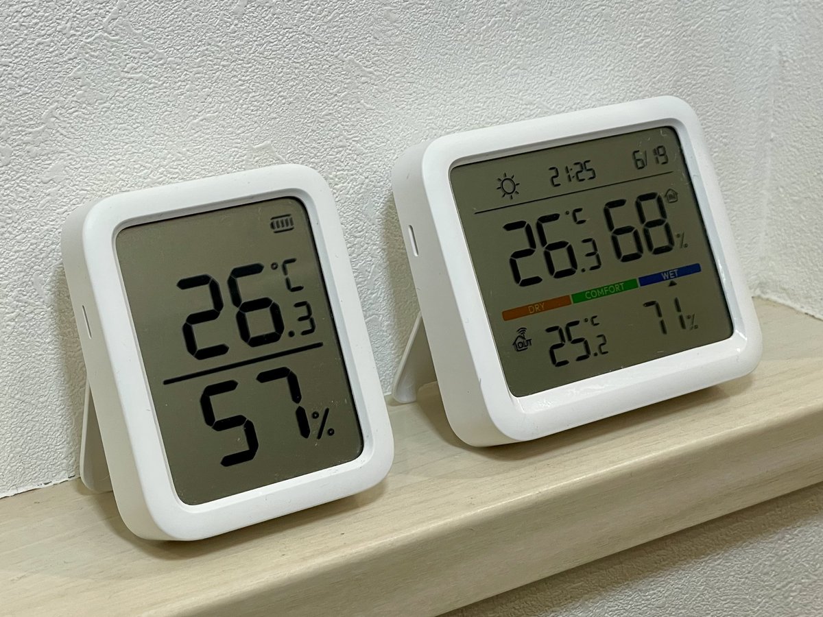 リビングに並べたSwitchBot温湿度計プラス(左)と温湿度計Pro(右)