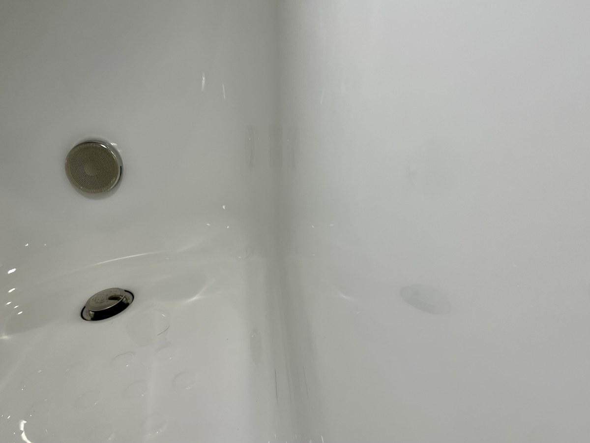 浴槽内の壁面と底